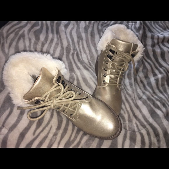 NWT Women’s gold fur boots 7.5 or 8 us - Picture 3 of 6